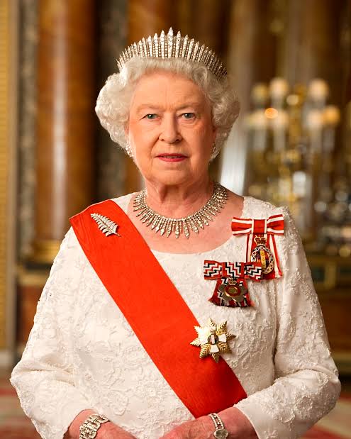 TxtdariHI's tweet photo. 🚨 BREAKING NEWS

Ratu Elizabeth meninggal dunia di umurnya yang ke-96.

Rest in peace Queen 🥀 https://t.co/yvnnXFIPgg