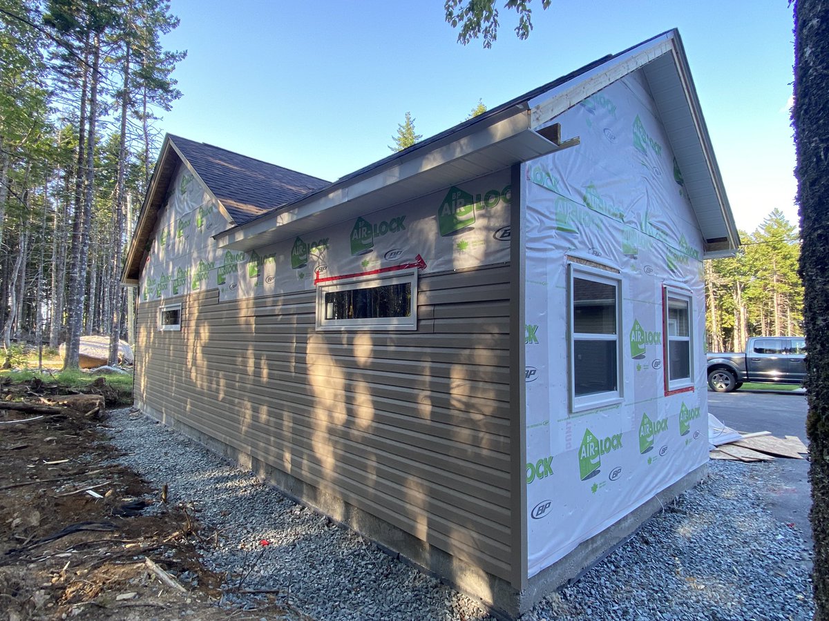 GarberConstruct's tweet image. It's ALWAYS a good day when the doors and windows go in and the siding starts. Almost there, people! Almost there. #garberconstruction #webuildthings #hrm