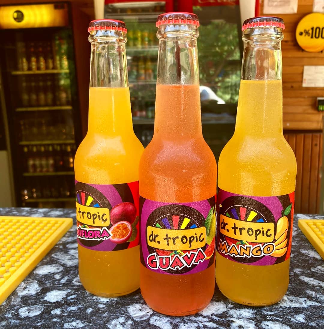 dr. tropic Mango Pasiflora Guava Aromalı Gazoz 😊🌴

#gazoz #soda #drink #mango #pasiflora #guava #meyve #gurme #içecek #travel #drtropic #antalya #enfes #nefis #yemek #lezzet #fruit #meyve #tropik #tropic #turkey #fresh #turkishfood #turkish