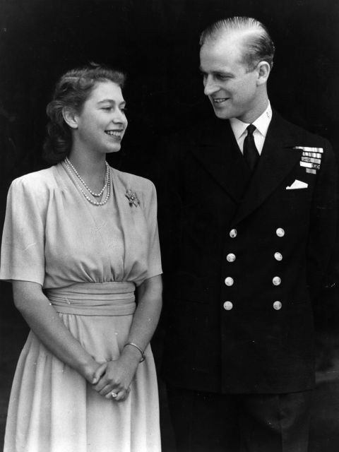 fineelinexwalls's tweet photo. la regina elisabetta é morta, mi dispiace davvero tantissimo ma almeno so che adesso potrà finalmente raggiungere il suo filippo ❤️ #QueenElizabeth https://t.co/7A2tPgZ2r3