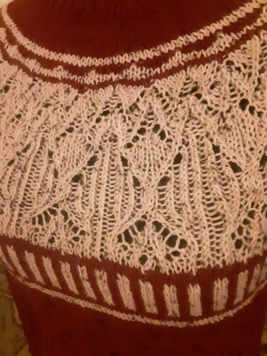 JuneauJunoJune's tweet photo. I swore to myself afterwards never to do the cabling that made the Xs again, but I'm looking at some more patterns rn and damn. I'm tempted https://t.co/YnQHGcJf6s
