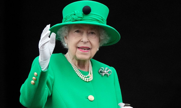 atlfloripa's tweet photo. LUTO: Morre a rainha Elizabeth II aos 96 anos.
A rainha Elizabeth II morreu nesta quinta-feira (8), de acordo com a rede BBC. A monarca estava em sua residência de férias, o Castelo de Balmoral. Ela teve o reinado mais longo da história do Reino Unido.
#rainhaelizabeth https://t.co/8vxVjdynpz