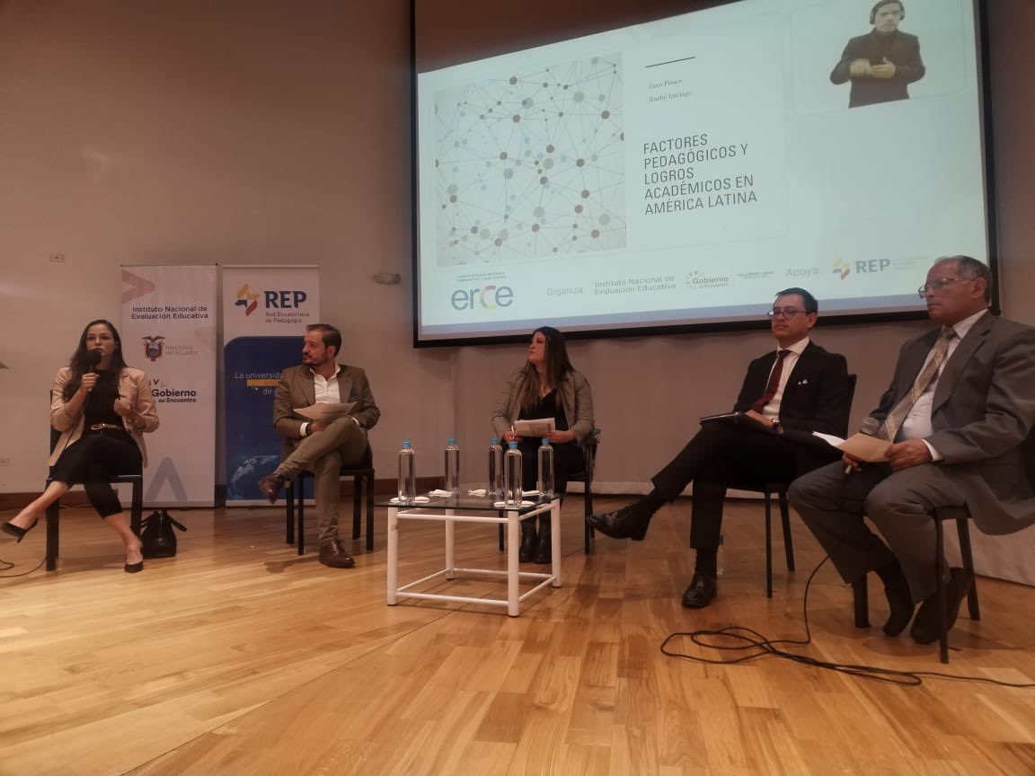 ✅ PANEL DE EXPERTOS ✅

Nos acompañan:
📌Josué Habacuc Villagómez, director de <a href="/redpedagogia_ec/">Red Ecuatoriana de Pedagogía</a> 

📌Ruthy Intriago, investigadora educativa <a href="/FLACSOec/">FLACSO Ecuador</a> 

📌Raúl Gonzales, rector I.E. Paulo Sexto

📌Andrés Ruiz, subsecretario de Fundamentos Educativos <a href="/Educacion_Ec/">Ministerio de Educación, Deporte y Cultura</a>