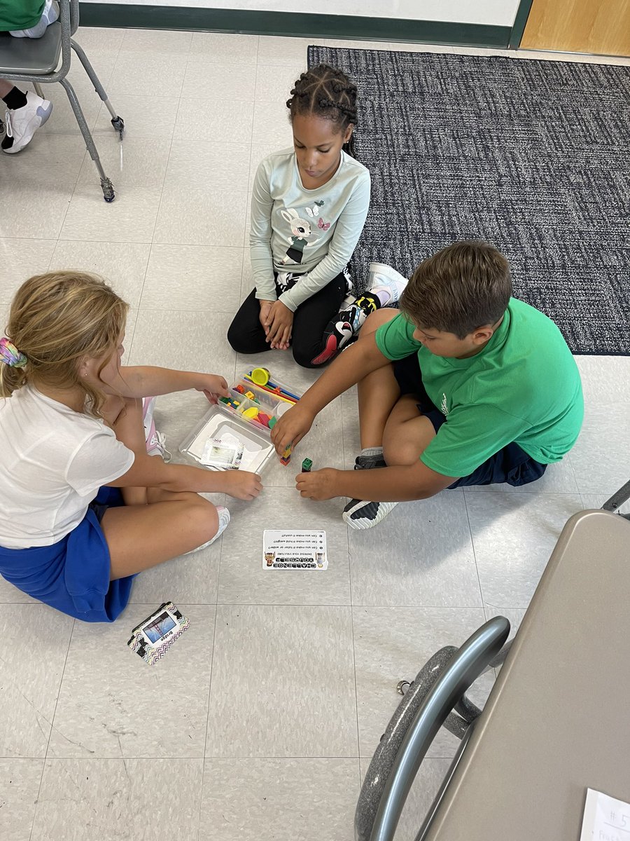 frps_Silvia's tweet photo. Guided discovery of STEM materials in 4P. The goal is to generate interest/excitement about classroom resources and help children explore possible uses. GD provides opportunities to introduce vocabulary, assess children's prior knowledge, and teach responsibility @ColleenPerry13 https://t.co/cIrsmfQBeW