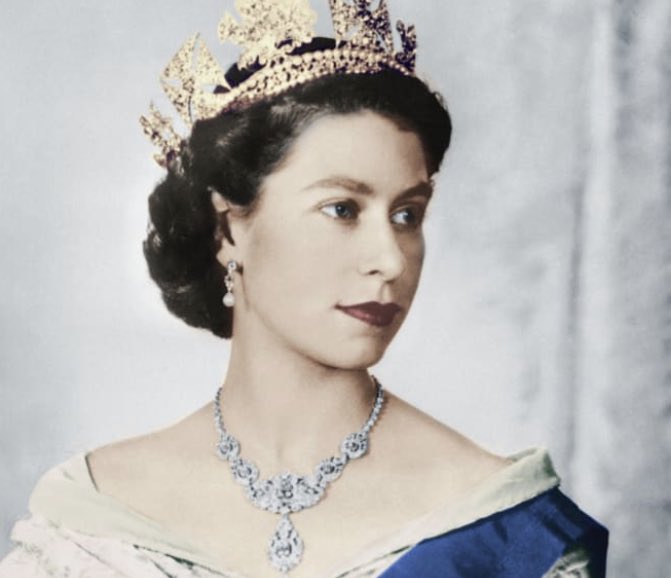 ACPBab's tweet photo. Some like the monchary, some don’t. Opinions don’t matter, but I am proud to be a monarchist. Ta rah ma’am. Bab, you will always be the ultimate queen. https://t.co/ie2Lyxkqgj