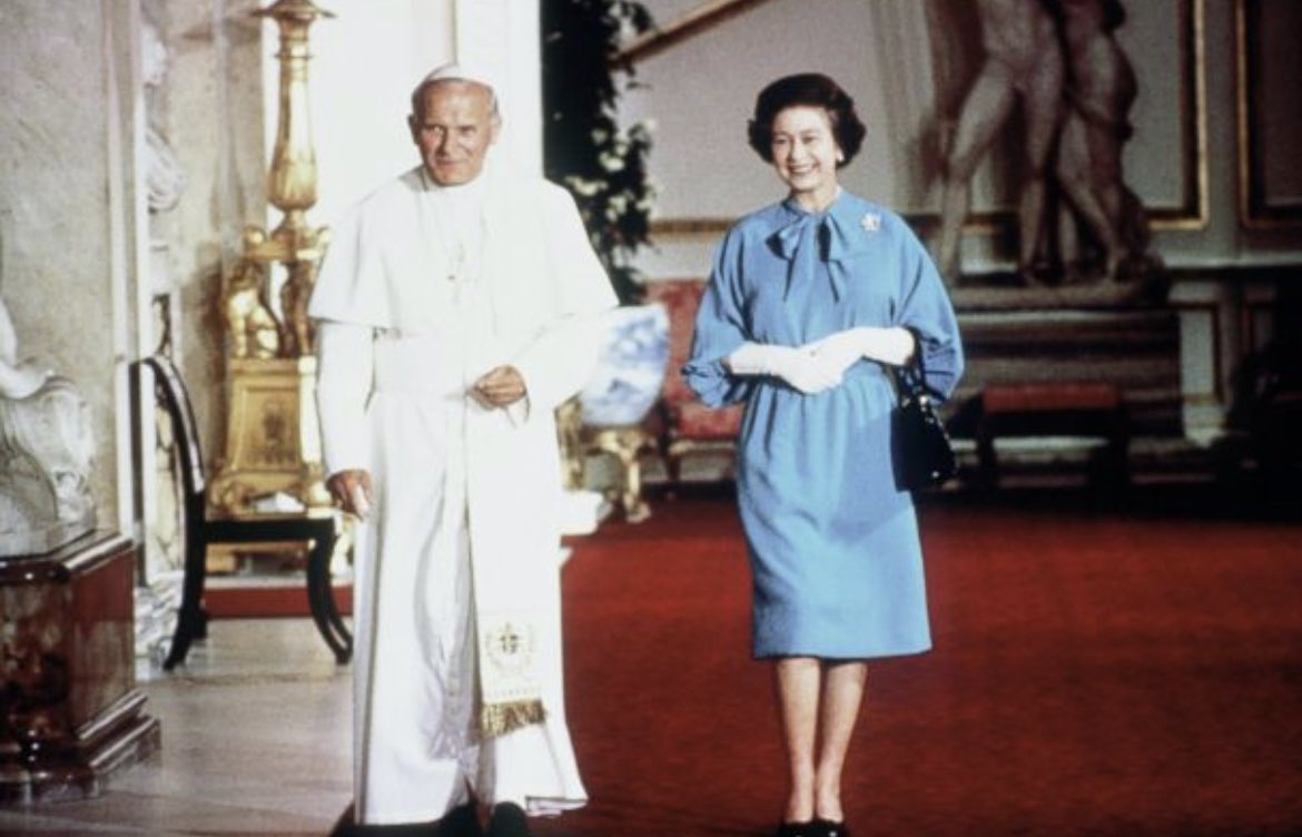 mariamendinava's tweet photo. Un día histórico 🖤 God save the Queen. https://t.co/COTH1Is90F