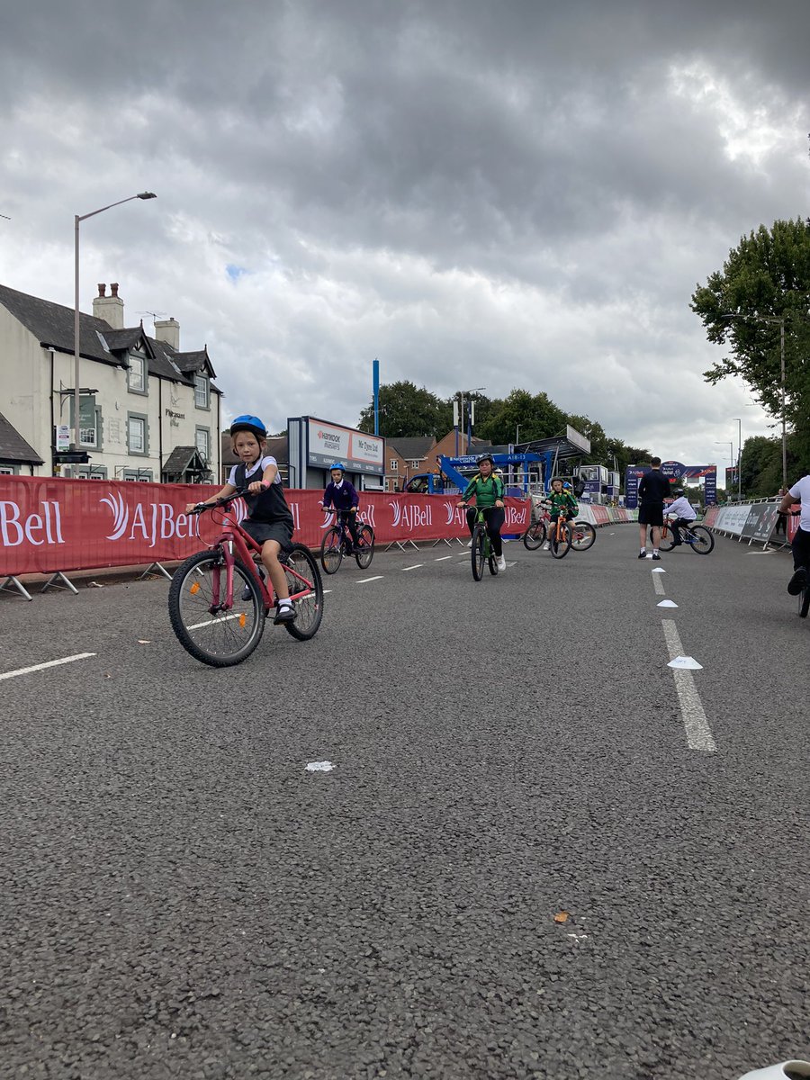 MansfieldSGO's tweet photo. Great start to 22/23 Mansfield School Games with students from @MansfieldGAT @OakTree_Primary @King_Edward_PS celebrating the Tour of Britain 🚴‍♀️🚴🏻‍♂�� Schools Dash on the course 🎉 and top spot on the finish line! Thanks @MDC_News 👍🏻 @YourSchoolGames https://t.co/FZNmC2LM4O