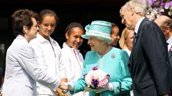 BillieJeanKing's tweet photo. (1/2) I am saddened to learn of the passing of Queen Elizabeth II. 

For 70 years, her leadership, impact, and influence on the United Kingdom and the entire global community has been immense. I met her in 2010 at Wimbledon, and it was a special moment for me. https://t.co/ByFAfQQPJH