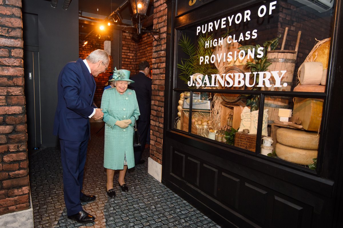 sainsburys's tweet photo. We are very sorry to learn of the passing of Queen Elizabeth II. 

She was a truly remarkable woman and an inspiration to so many people.
We thank her for her decades of service to our country. Our thoughts and condolences are with Her Majesty’s family at this difficult time. https://t.co/hukXh4xXaq