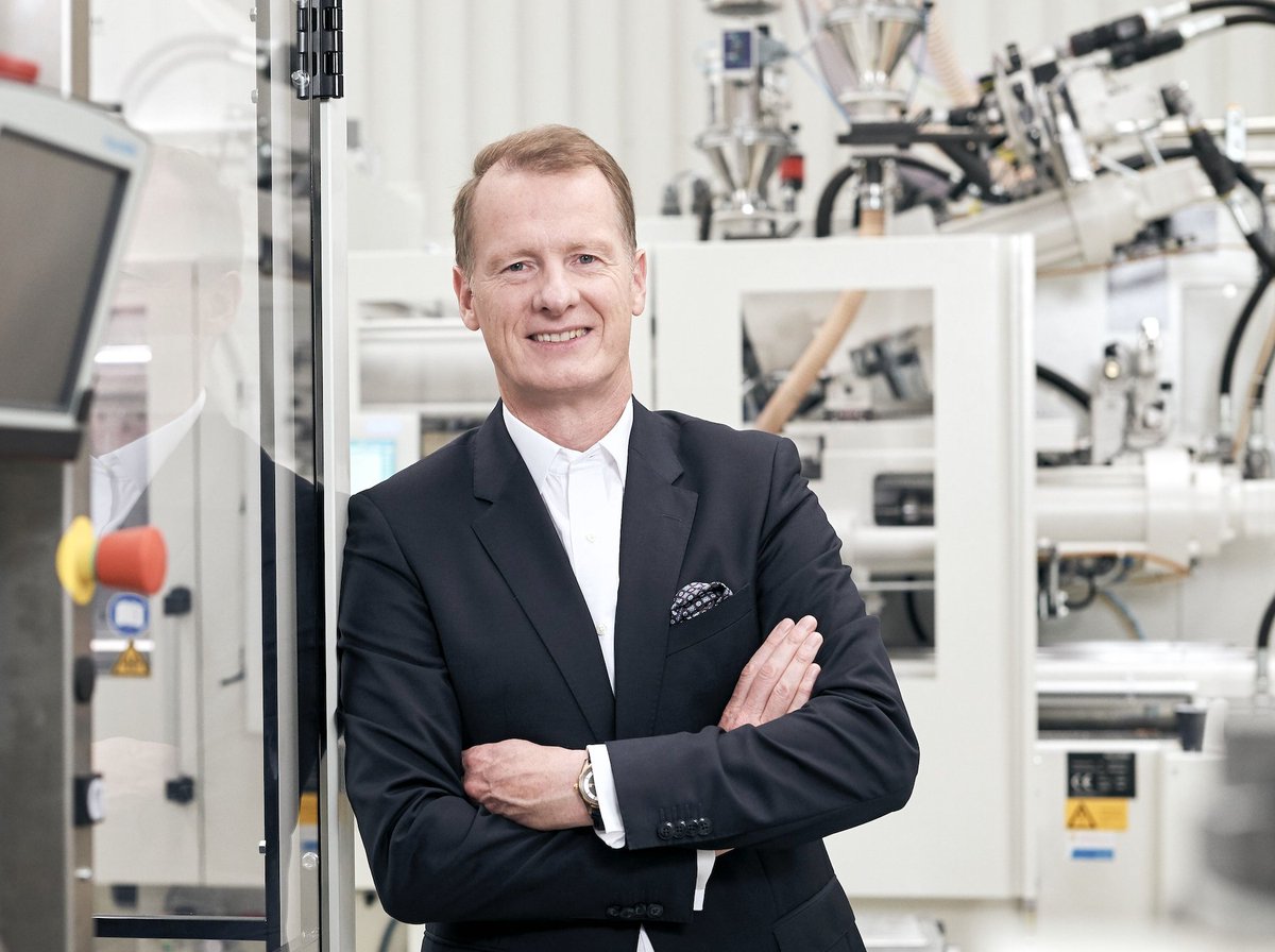"Unsere Industrie steht vor einer Jahrhundertaufgabe", so Michael Ruf, CEO von <a href="/KM_GmbH/">KraussMaffeiOfficial</a>. Um den Kreislauf zu schließen, müssen #Kunststoffe als Wertstoffe angesehen werden, die gut recycelt werden können. vdma.org/de/viewer/-/v2… via <a href="/VDMAonline/">VDMA</a> @IK_Verband @PlasticsEuropeD