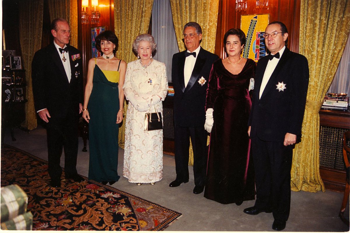 PSDBoficial's tweet photo. Elizabeth II nos deixa um exemplo coragem. Atravessou guerras e enfrentou, com serenidade, momentos críticos que ameaçaram a comunidade britânica. Acompanhou as transformações desta era sem nunca deixar de honrar a Coroa e tudo o que ela simboliza para o mundo. Descanse em paz. https://t.co/CtuySXJ9hm
