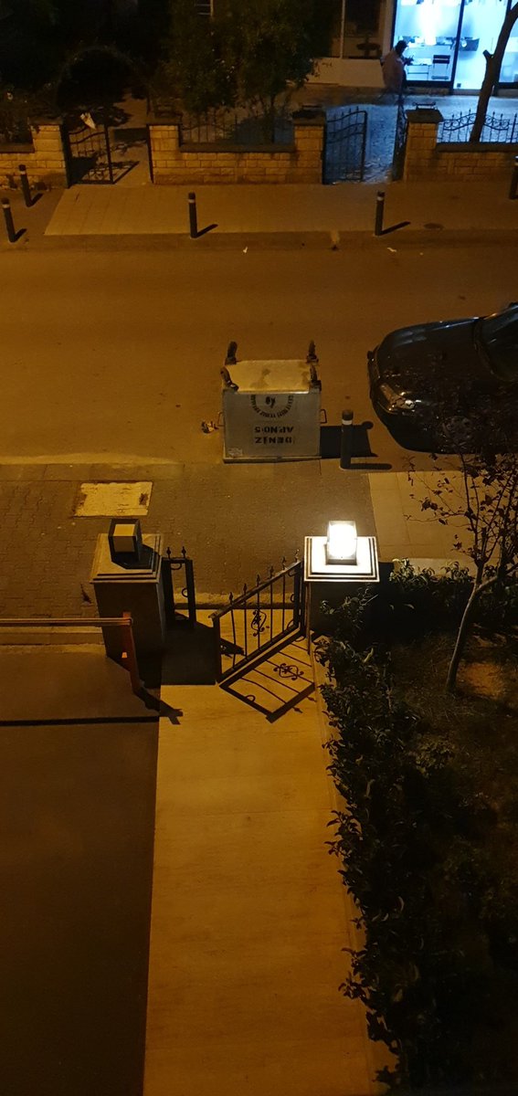 E_fosforoglu's tweet photo. @kadikoybelediye @istanbulbld az önce önümde çöpleri toplayıp çöp kutusunu bu şekilde bıraktılar. Sokakta bir tane daha var günlerdir bu şekilde...Nedir bu neyin protestosu? https://t.co/dR9qeOxcbR