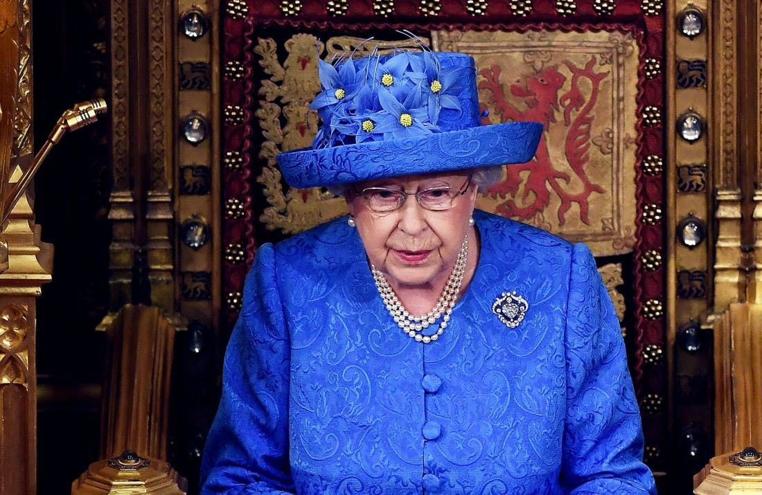 MichelBarnier's tweet photo. We share today the grief of the Royal Family, the British &amp; Commonwealth countries people. Her Majesty The Queen was a real friend of France, its culture and language. We deeply admire and respect her devotion to a life of service , her courage as well as her elegance.🇬🇧 https://t.co/WKOvjGHFdF