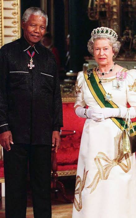 khayadlanga's tweet photo. Mandela was the only person allowed to call the Queen by her name, Elizabeth. On one occasion on meeting her he is said to have remarked, "Oh, Elizabeth, you've lost weight." #QueenElizabeth https://t.co/JHgNX9Avbz