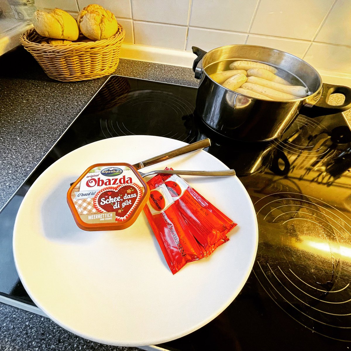 JayGuevara82's tweet photo. Baby, ich bin auf dem zünftigen Scheiß…

#Weißwurst #Obazda #Händlmaier #Rosenbrötchen #Brotzeit #Dinner #HelsKitchen #FoodPorn #SausagePorn #BavarianPorn https://t.co/GbQo6s99dF