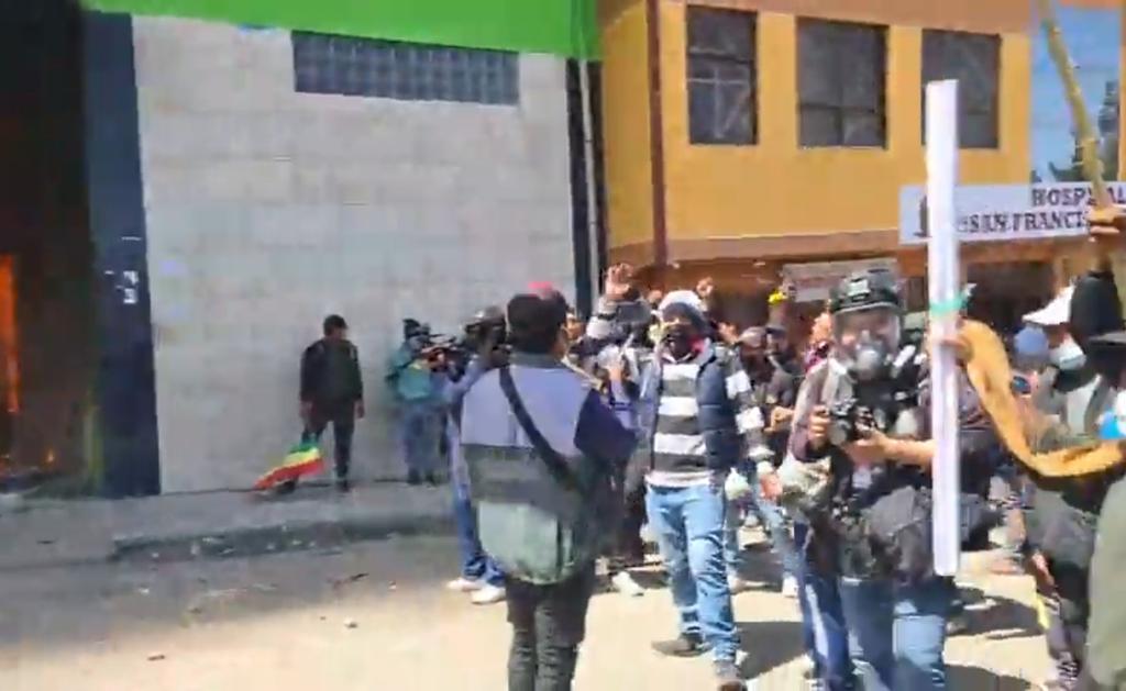 reyihsh's tweet photo. #Urgente #Adepcoca
Una multitud de Cocaleros destruyen y queman el mercado paralelo ubicado en Villa El Carmen. https://t.co/ZeFU9lVIT4