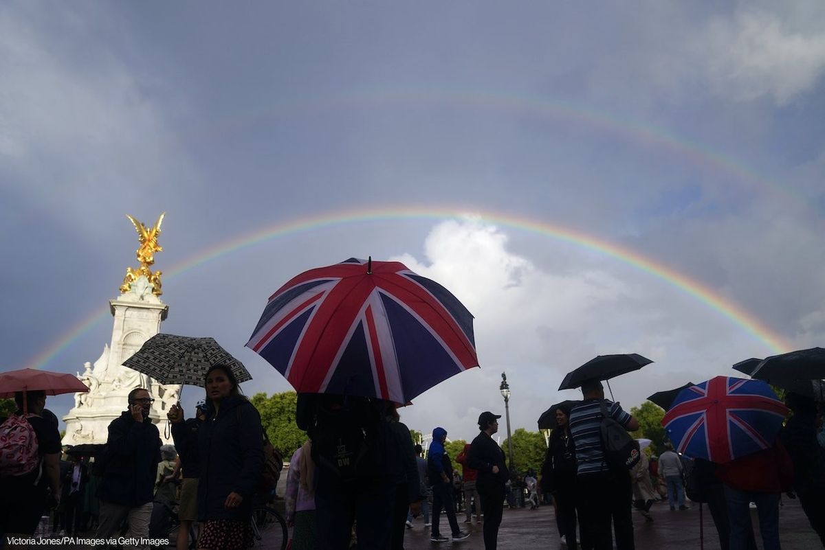wsbtv's tweet photo. MOVING SIGHT: Moments before the Royal family announced the death of Queen Elizabeth II, a double rainbow appeared over Buckingham Palace: https://t.co/U54X95G9Qu https://t.co/cJjgLgkwgv