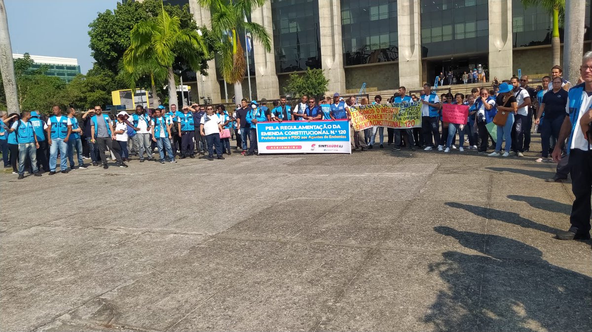 SweetDasy's tweet photo. Trabalhadores da saúde protestam em frente à @Prefeitura_Rio prefeito @eduardopaes paga o nosso piso #ec120 #ondaazul #endemiasnaluta https://t.co/PDNxA4zfzQ