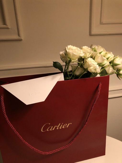 SelectOutfit's tweet photo. cartier and roses https://t.co/lFnTawpcB9