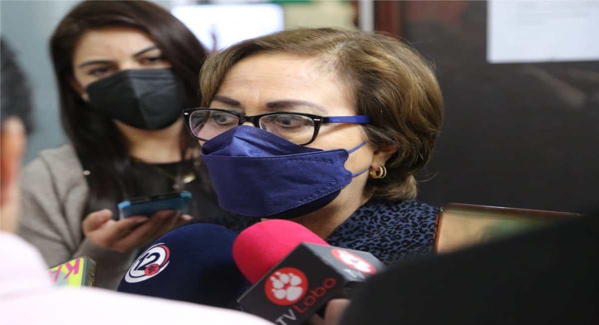 GabDurango's tweet photo. La Coordinadora @RosarioCastroL en entrevista con los medios de comunicación habló sobre los resultados que se tuvieron en el @gobdgo y destacó que el trabajo de la @GabineteDurango es técnico y no político, donde se da seguimiento al gabinete con el Plan Estatal de Desarrollo https://t.co/MXknXq2UJE