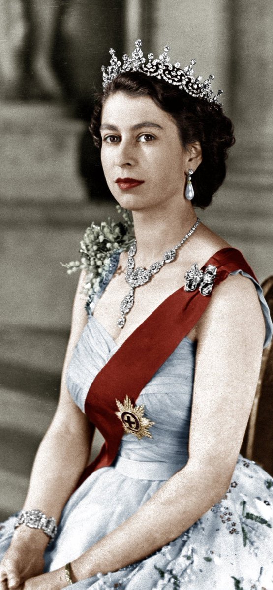 OusbraOuss's tweet photo. The queen is dead, long live the king ! #QueenElisabeth 7 decades / 15 prime ministers / 1 #Queen 
Rest in peace https://t.co/LvqvwTMzWL