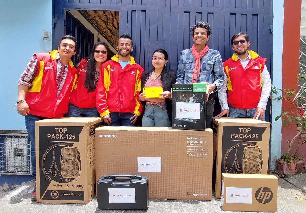BogotaParticipa's tweet photo. Nuestra segunda parada en la entrega de Incentivos #FondoChikanรก es con la Corporaciรณn Artรญstica #Kayeye de la localidad de San Cristรณbal.
El Kit que entregamos consiste en:
๐ฒCelular.
๐ปPortรกtil.
๐Combo Cabina de Sonido.
๐Mixer Consola.
๐คDรบo de micrรณfonos. https://t.co/5BB8azRKic