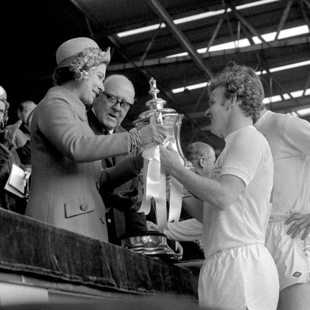 LUFC's tweet image. 🤍 Everyone at #LUFC is deeply saddened by the passing of Her Majesty The Queen, Elizabeth II. We join the world in sending our thoughts and sincere condolences to the @RoyalFamily. Rest in Peace, Your Majesty.