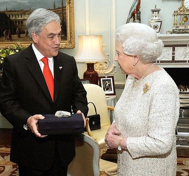 jotapez's tweet photo. Cuando Piñera le regaló una piedra. https://t.co/myU5wW1YDd