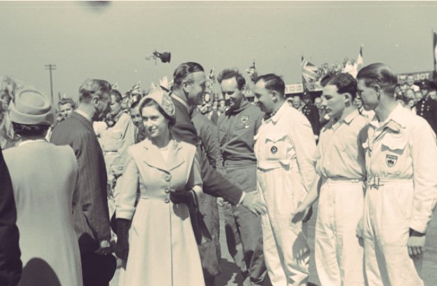 laformulateca's tweet photo. Gran Premio de Gran Bretaña de 1950 🇬🇧, primer GP del campeonato de pilotos de F1:

El rey Jorge VI, la reina Isabel y la princesa Margarita se encuentran con los pilotos mientras Lord Mountbatten le da la mano a Stirling Moss y Peter Collins. https://t.co/1OAvRkL2FL