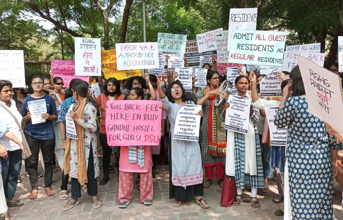 krantikari_yuva's tweet photo. KYS PARTICIPATES IN PROTEST CONDEMNING THE HARASSMENT OF WOMEN RESIDENTS OF DU’S RAJIV GANDHI HOSTEL FOR GIRLS!

DESPITE ONGOING SESSION HOSTEL ADMIN HARASSING RESIDENTS TO VACATE HOSTEL!

KYS DEMANDS THAT THE ORDER TO VACATE THE HOSTEL BE IMMEDIATELY REVOKED! https://t.co/1YFz3Rlx1w
