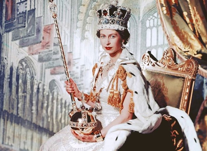 camiperochena's tweet photo. Se murió la reina Isabel II y se abre un momento único para una monarquía: la transmigración del "cuerpo político" del rey muerto al rey vivo. ¿Qué quiere decir eso? Va hilo sobre la simbología que rodea al poder de los reyes ingleses desde hace más de diez siglos👇 https://t.co/4ZqwyXAiLI