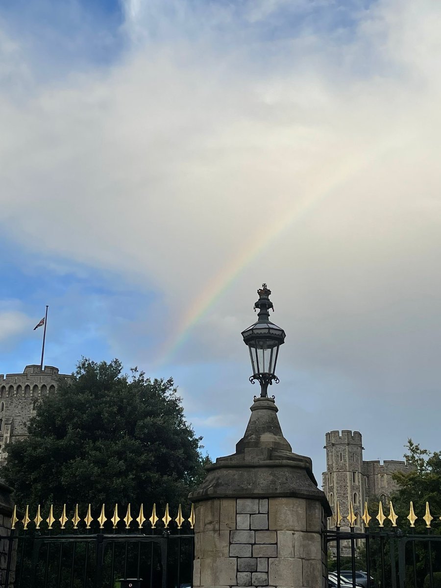 BBCDanielS's tweet photo. Rainbow over Windsor with the flag at half-mast https://t.co/mTNOrWL5qz
