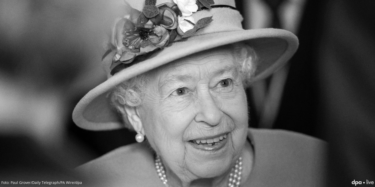 🔴 LIVEBLOG Die #Queen ist tot. Elizabeth II. sei am Nachmittag "friedlich" auf Schloss Balmoral eingeschlafen, teilt der Palast mit. +++ Alle Entwicklungen im Liveblog 👉 <a href="/dpa/">dpa</a> via <a href="/HellwegRadio/">Hellweg Radio</a> hellwegradio.de/artikel/livebl…