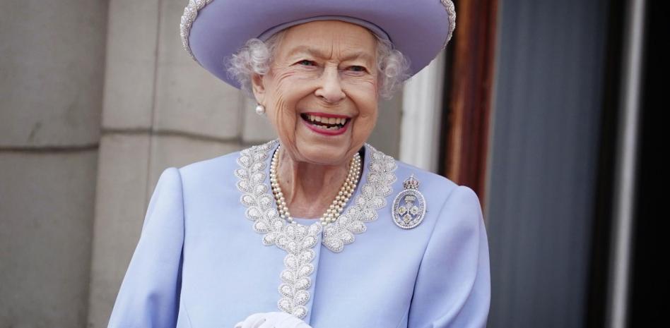 intotheglowES's tweet photo. 🚨 ÚLTIMA HORA La soberana del Reino Unido de Gran Bretaña e Irlanda del Norte y de los estados que conforman la Commonwealth ha fallecido hoy en el castillo de Balmoral a sus 96 años.

#isabelII #reinaisabel #reinaisabeldeinglaterra #inglaterra #reinounido #isabel https://t.co/BpvojzKyMX