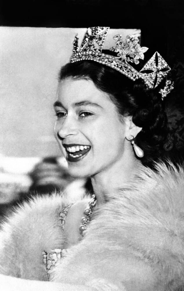 LPerenzoni's tweet photo. #QueenElisabeth is dead. 👑🇬🇧 🖤 https://t.co/kKHFCKa4gr