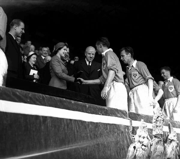 AlvaroRam1rez's tweet photo. El 2 de mayo de 1953, Isabel II asistió oficialmente como reina a su primer partido de fútbol: la mítica final de FA Cup entre Blackpool y Bolton (4-3). En la foto da la mano al héroe de aquel partido, Stanley Matthews. 
Un mes después sería coronada. https://t.co/tH0P8yEgMy