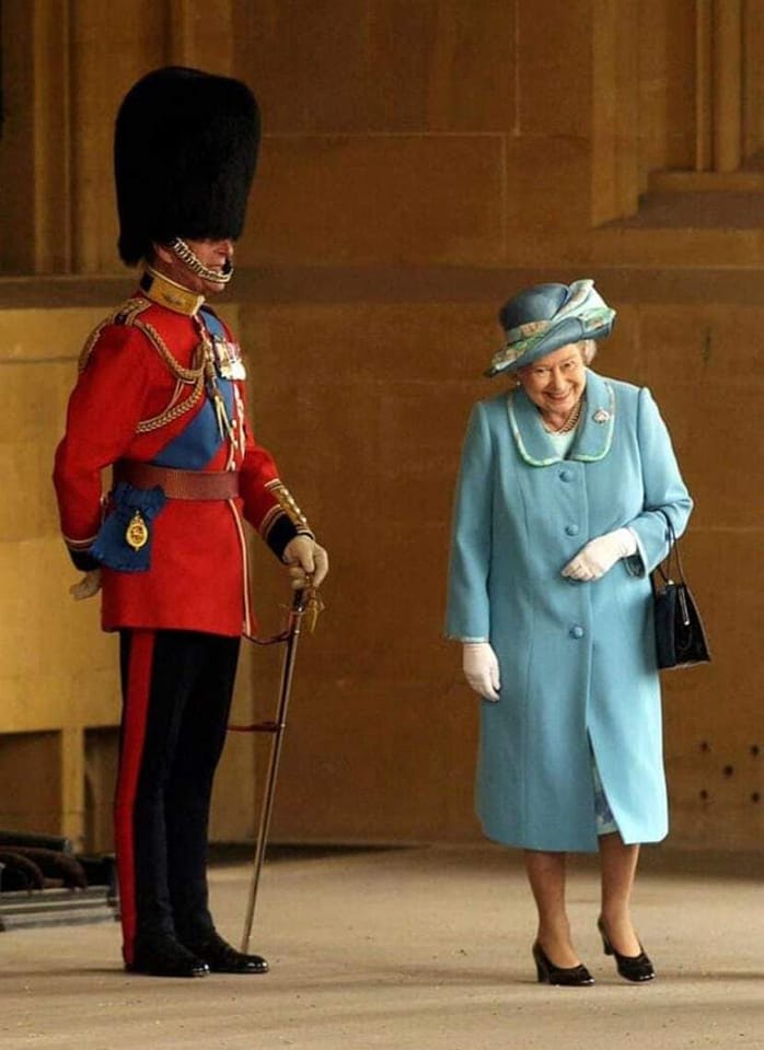 MPSkino's tweet photo. #QueenElizabeth

L'immagine che preferisco:
lo scherzo di Filippo, il sorriso di Lilibet https://t.co/WYor0RnInZ