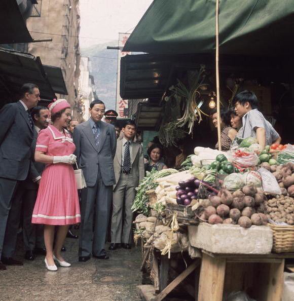Carmen_NgKaMan's tweet photo. An image probably familiar to many HongKongers: 

Photo of #QueenElizabeth II visiting the Graham Market Stall in Hong Kong during a royal tour in 1975. https://t.co/AEXiBlC5TY