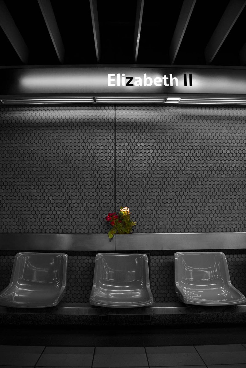 STIBMIVB's tweet photo. 👑😢 #QueenElizabeth https://t.co/wBPZaCnVkp