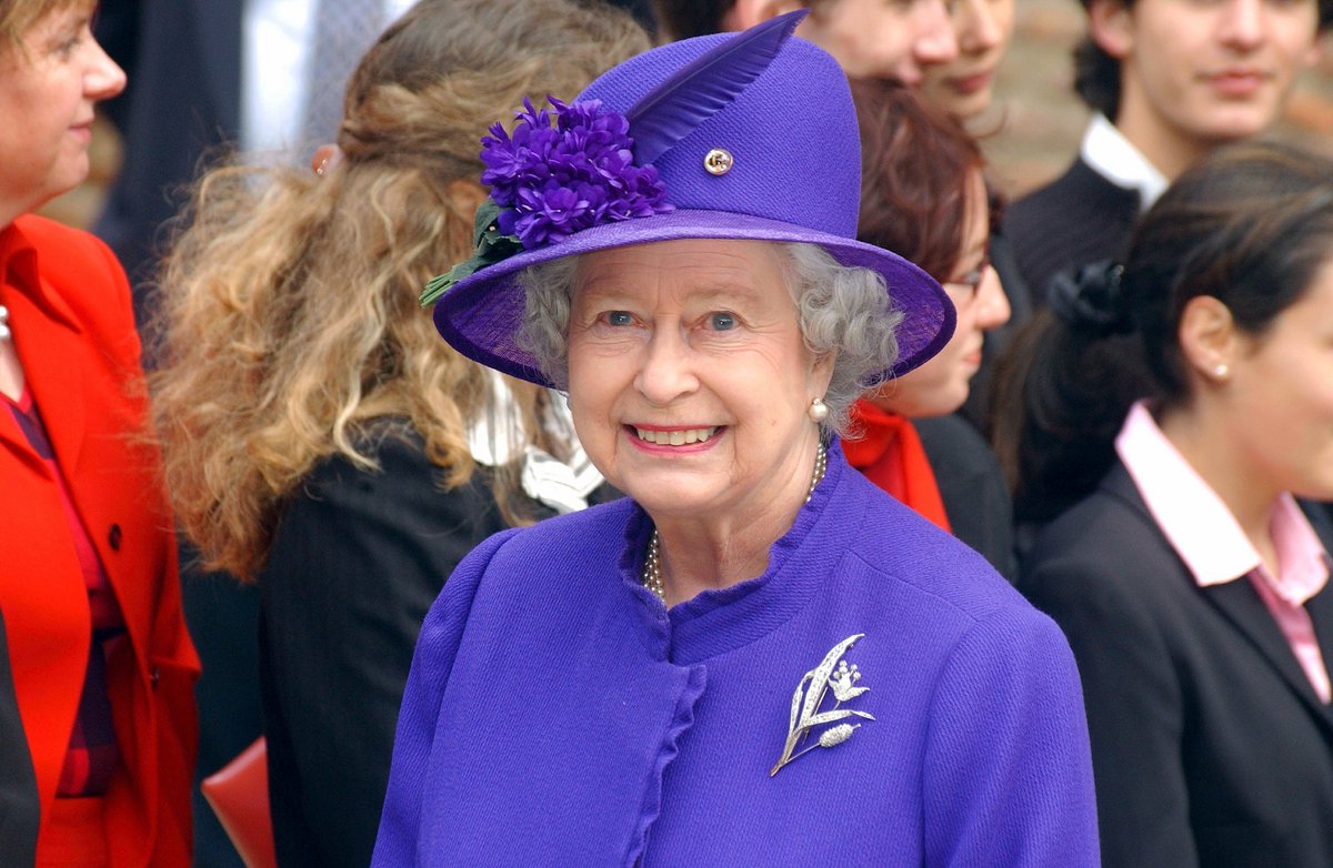 F3Occitanie's tweet photo. Mort Elizabeth II : "Vous êtes curieux les Toulousains. Vous avez construit une basilique au milieu d'un parking" lorsque la Reine visitait Toulouse en 2004
https://t.co/E0fBupeBEx https://t.co/19xYro4ltO