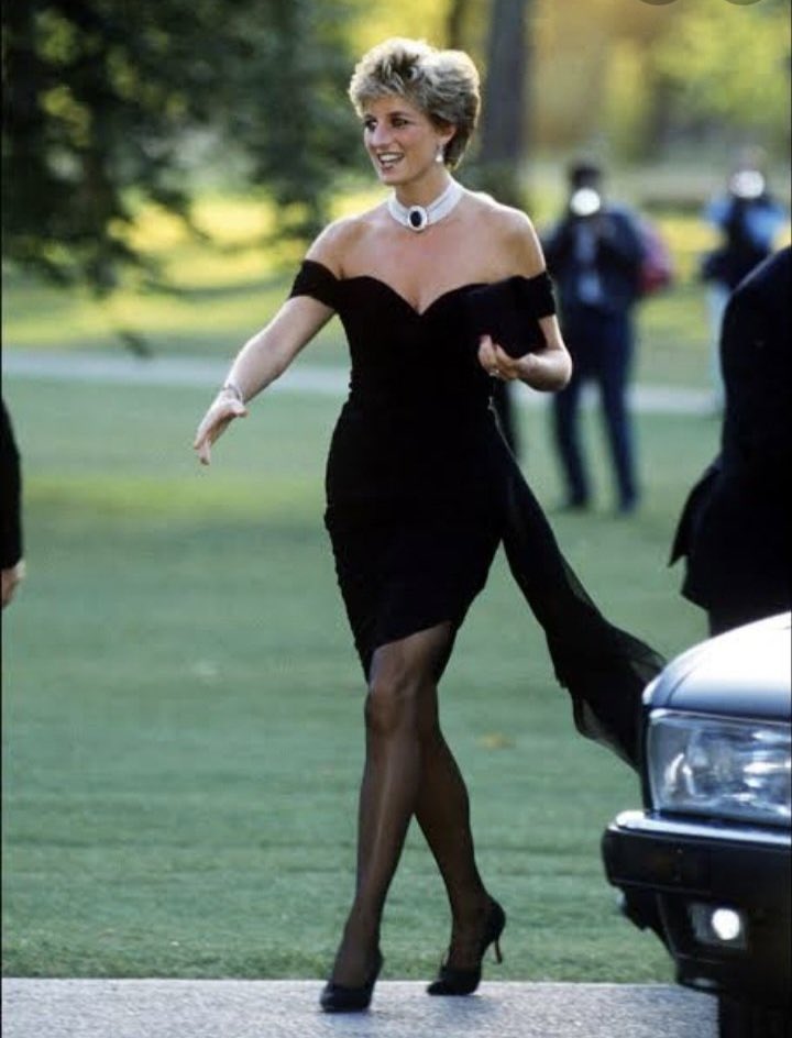 crystal61060356's tweet photo. Iste simdi hesaplasma vakti... Benim icin tek kraliçe Diana..... #QueenElizabeth https://t.co/Vbp80Sbbv5