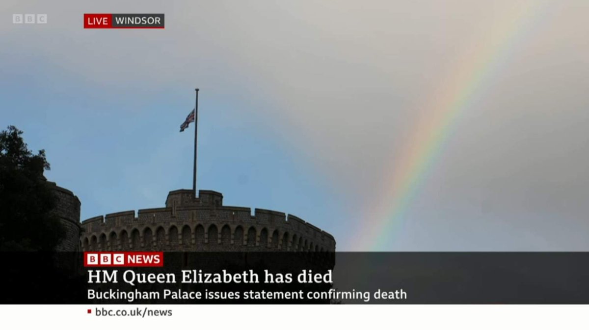jonoread's tweet photo. That rainbow over Windsor Castle as the flag flies at half mast ❤️ https://t.co/HJ4QcAtkF0