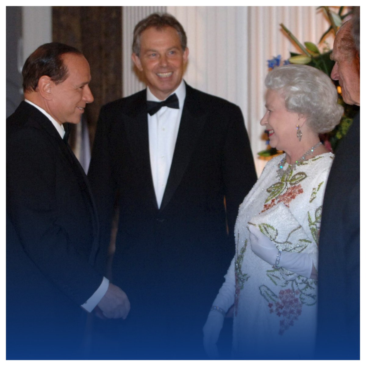 berlusconi's tweet image. Con la Regina Elisabetta II scompare una figura di riferimento per il mondo intero. 
Mi unisco al lutto del governo di Sua Maestà e del popolo britannico nel ricordo di una figura straordinaria che gli storici del futuro riconosceranno come grande protagonista della nostra era.