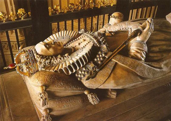 camiperochena's tweet photo. Cuando un rey muere, lo que muere es el cuerpo natural, no el político. El rey jurídicamente no puede morir porque se terminaría la monarquía. Por eso se dice "El rey ha muerto que viva el rey". Las efigies arriba de las tumbas representan ese cuerpo político que no muere nunca https://t.co/QvhB4wVHo6