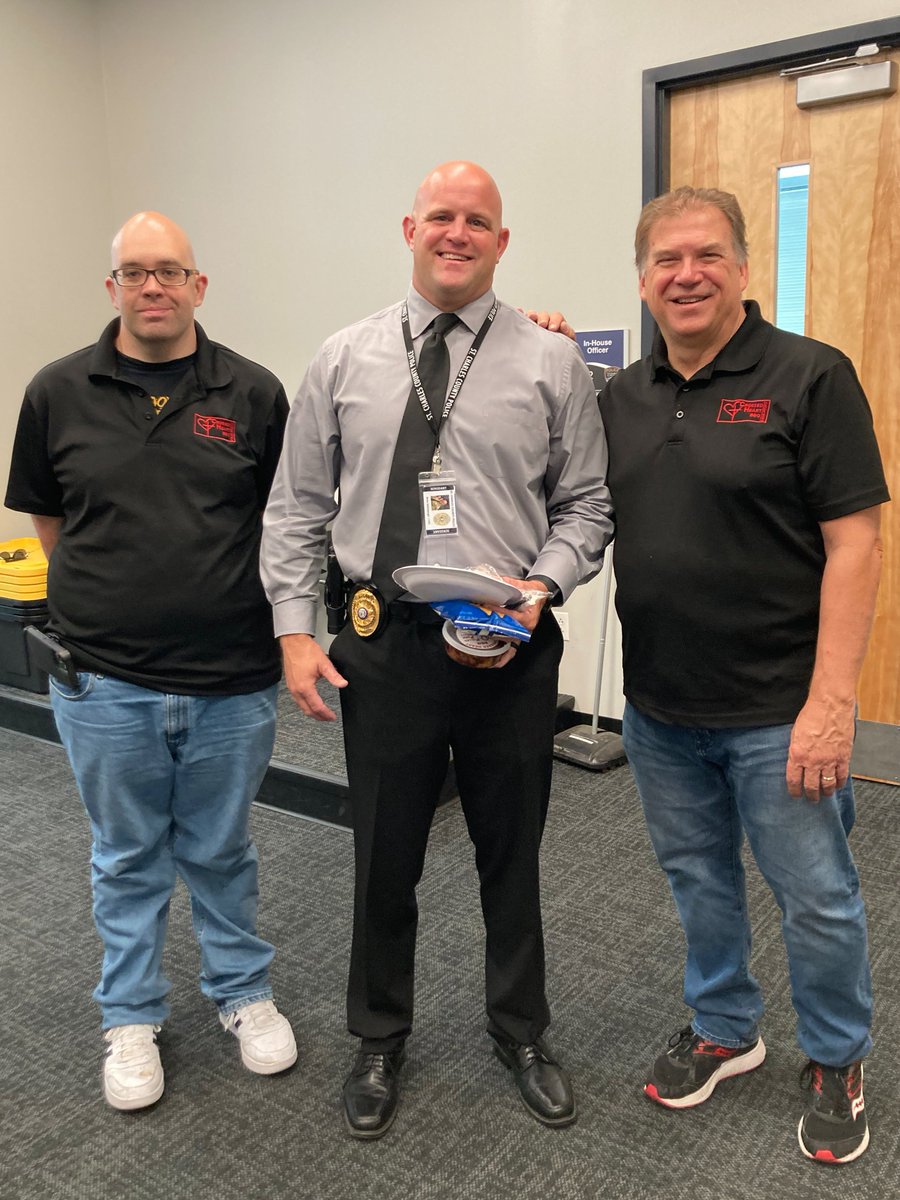 SCCMOPD's tweet image. Special thanks to Pitmaster Ben (L) and Smokey Scott (R) of @crossedheartbbq, seen below with Sgt. Adelsberger, for bringing an incredible spread of slow-smoked barbecue for our staff to enjoy. It was DELICIOUS! #SCCPDCommunity