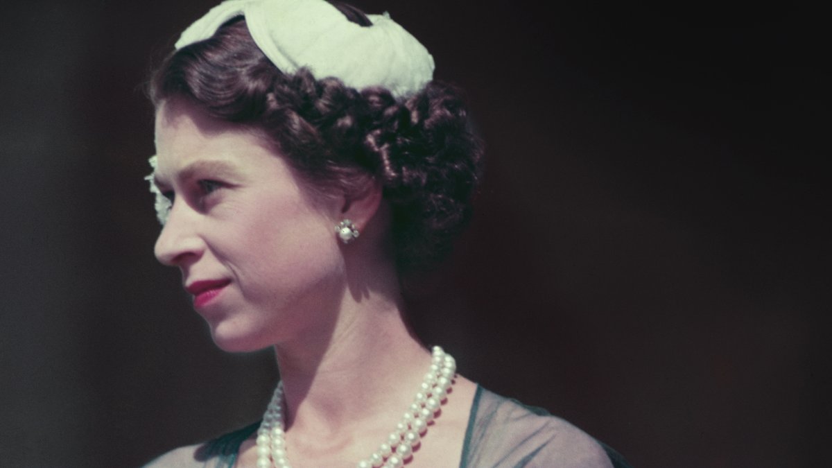 SpotifyUK's tweet photo. In honour of HM Queen Elizabeth II and her historic reign https://t.co/yxaRH6ZbqP https://t.co/ML9t9iUJrP