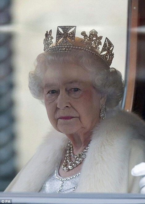 InterestingNws's tweet photo. LONDON BRIDGE IS DOWN 🚨🇬🇧👑

A pocas horas del comunicado sobre la salud delicada en la que se encontraba, se hace oficial el fallecimiento de la Reina Isabel ll a sus 96 años y después 70 años de reinado. 👸🏼

Todo londres paralizado en estos momentos... 🇬🇧

#LondonBridge https://t.co/F8fS05naYg