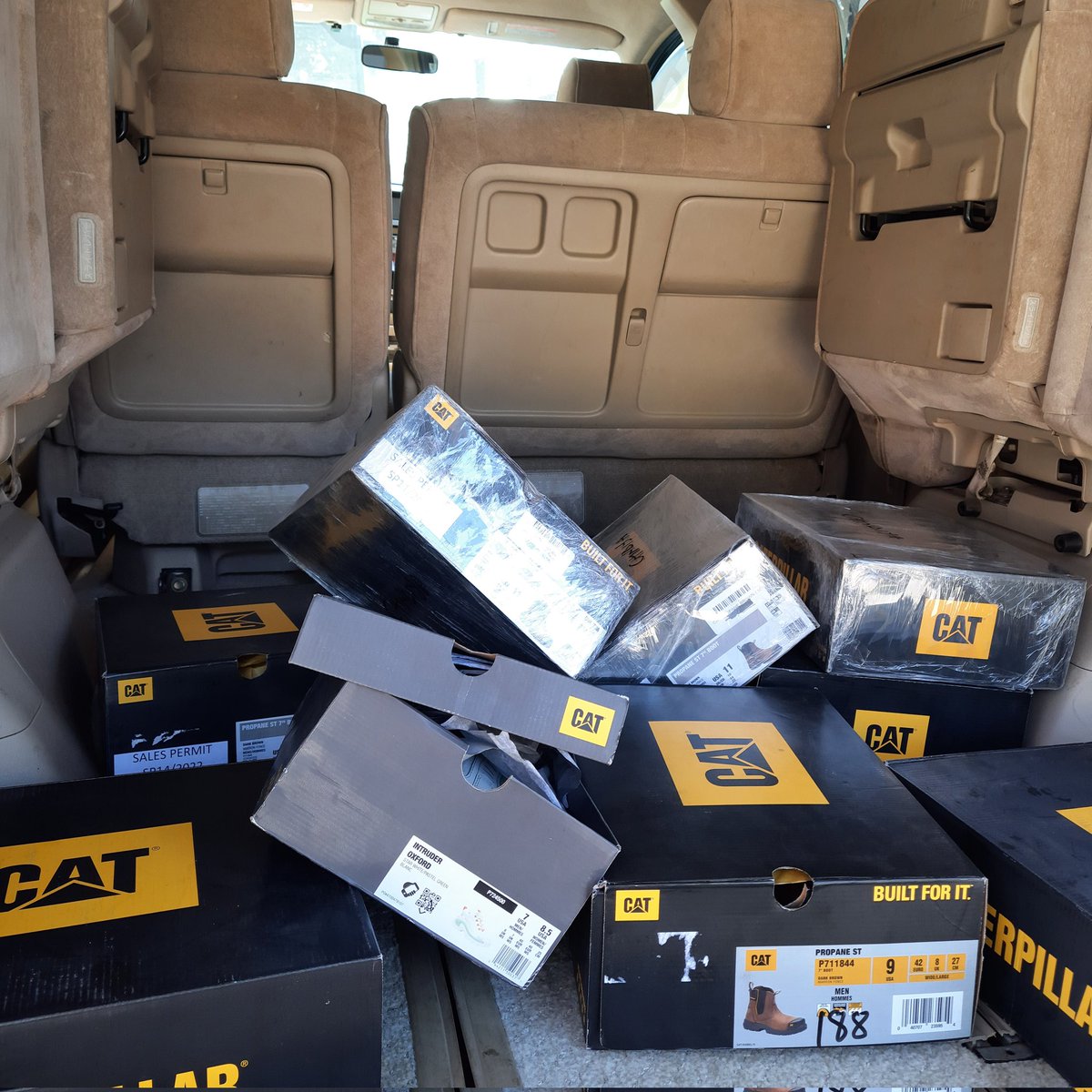 HarareTrending's tweet photo. Call +263717802497 for CAT Boots deliveries #catfootwear #catfootwearzim #QueenElizabeth #iPhone14Pro #LondonBridge #Zimbabwe https://t.co/d7XIvk10Px