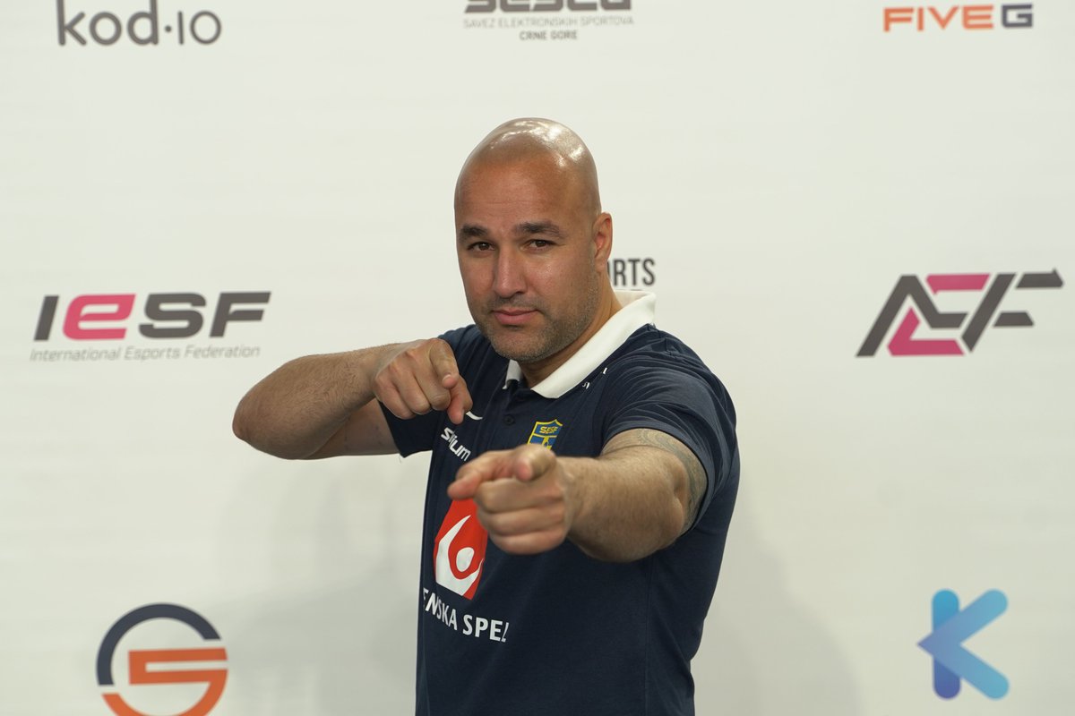 Sverige är i EM slutspel! <a href="/SamirLBenSassi/">Sam</a> lyckas säkra andraplatsen i grupp E med fortsatt stabilt spel.

🇸🇪2-1🇸🇮 
🇸🇪0-0🇸🇰 
🇦🇿2-0🇸🇪 

Imorgon kl 18:30 väntar Israel(<a href="/OrelD1233/">Orel Daniel</a>) i åttondelsfinal.
Matchen ser du här:
📺🇬🇧 twitch.tv/eef_tv🔥