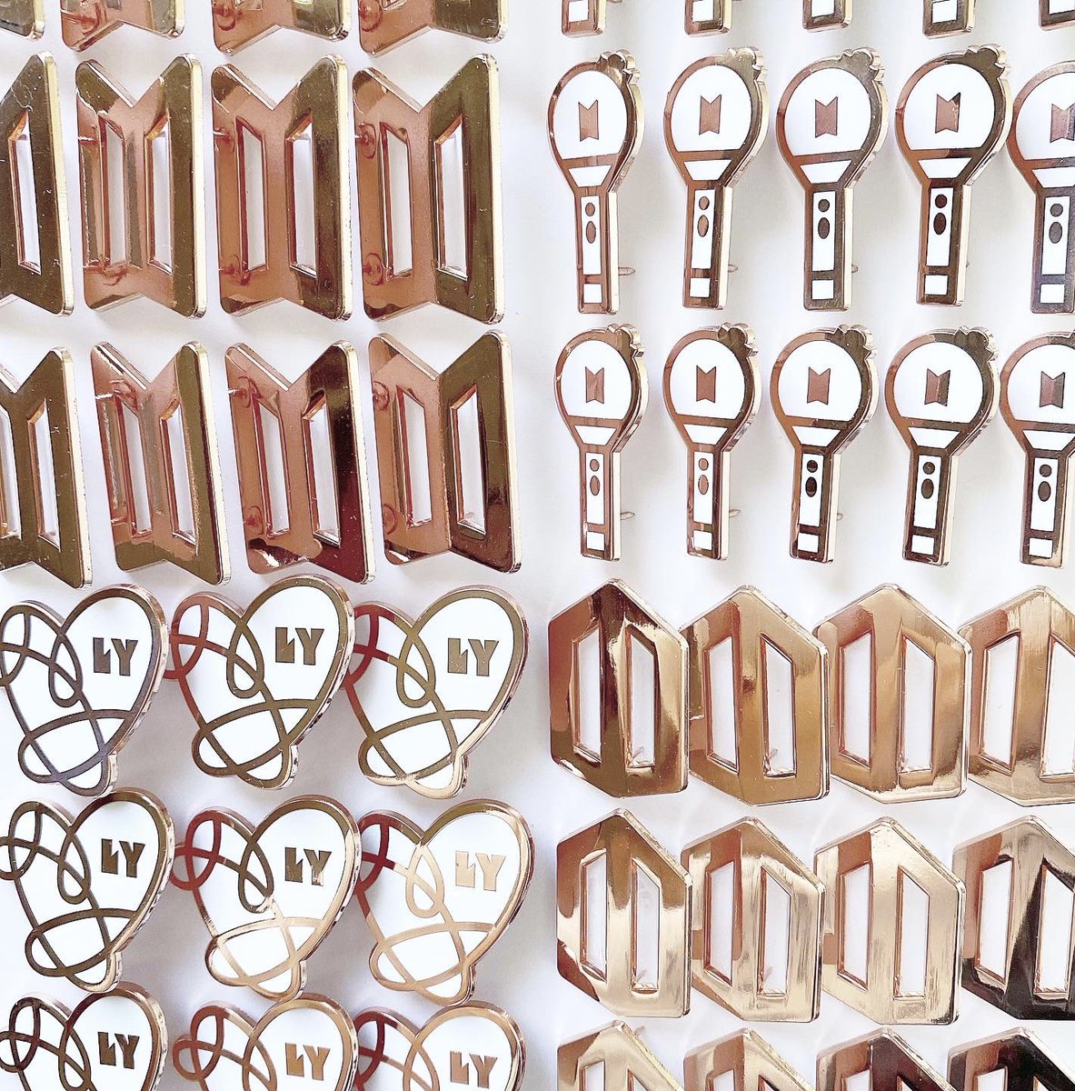 vthegoodboy's tweet photo. The shop update is now live! 🛒🛍

One of the new products is a BTS Mystery Pin. There are 4 designs to collect! The BTS and ARMY logo pins have stained glass.

Link in bio to order today!

#bts #bangtanboys #bangtan #bangtansonyeondan #btsmerch #btspin #kpop #kpopmerch #taehyung https://t.co/Ma9wftMwJA